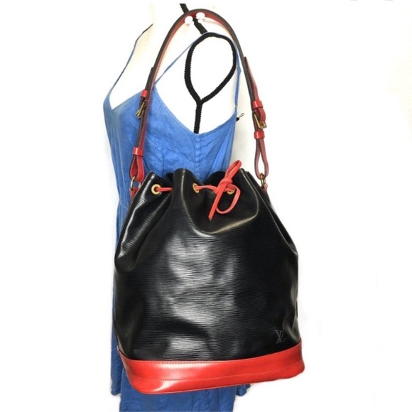 Louis Vuitton Handbags - Authentic Louis Vuitton bucket bag black Epi leather